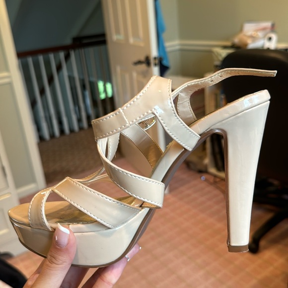 Shoes - Tan heels